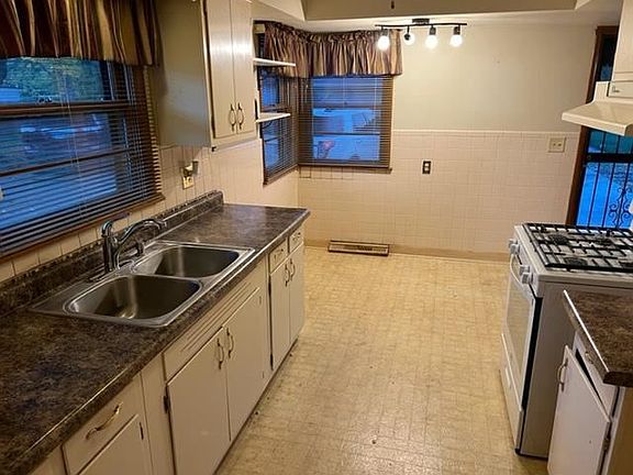 3rd image of 3320 Wesleyan Ave