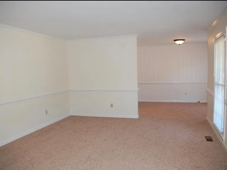 104 Dorchester Ln — Photo 8