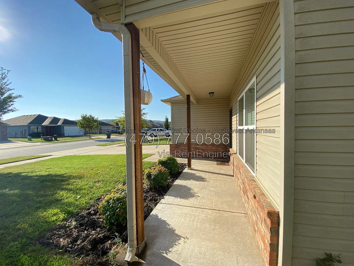 4 bed, 2.5 bath, 2500 sqft, $2,300 — Photo 3