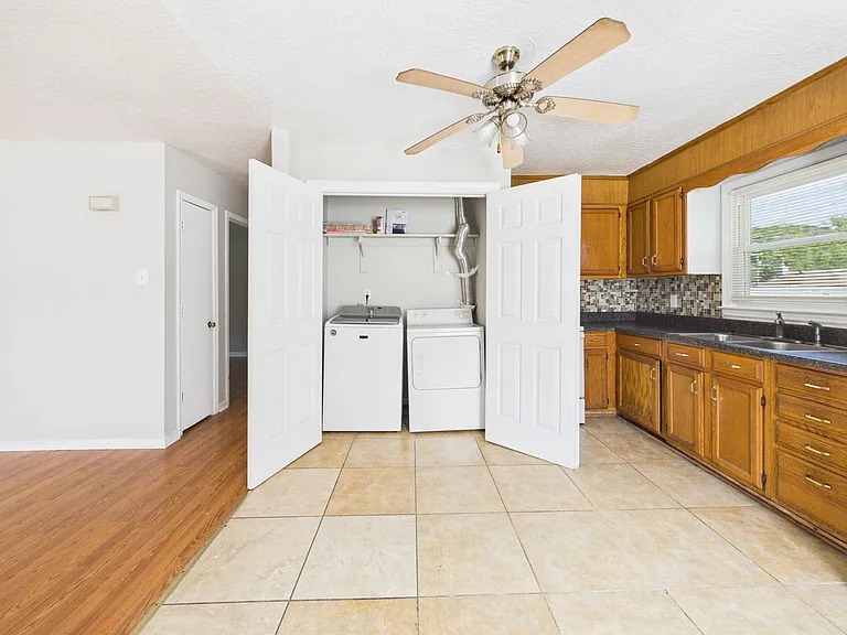 835 Winnetka Ave — Photo 10