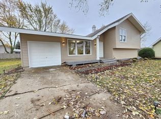 221 Blackhawk Pl, Bolingbrook, IL 60440