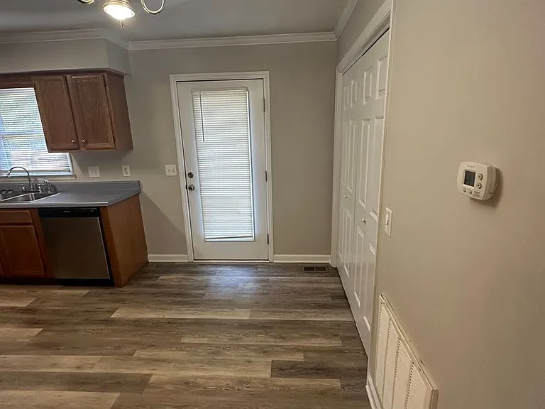 1130 Sloan St — Photo 5