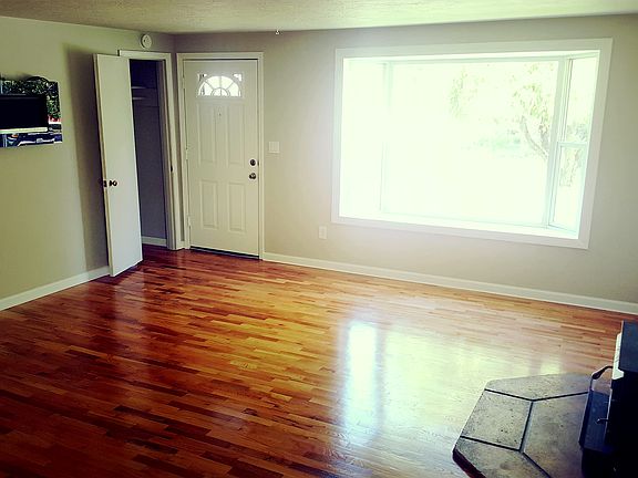 5th image of 3927 W 2nd Ave