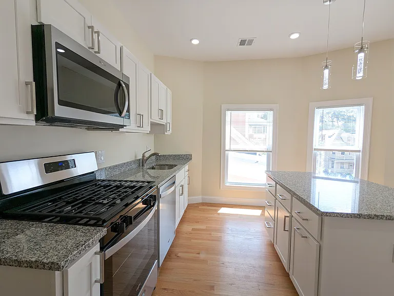 2 Sacramento Pl #3 — Photo 2