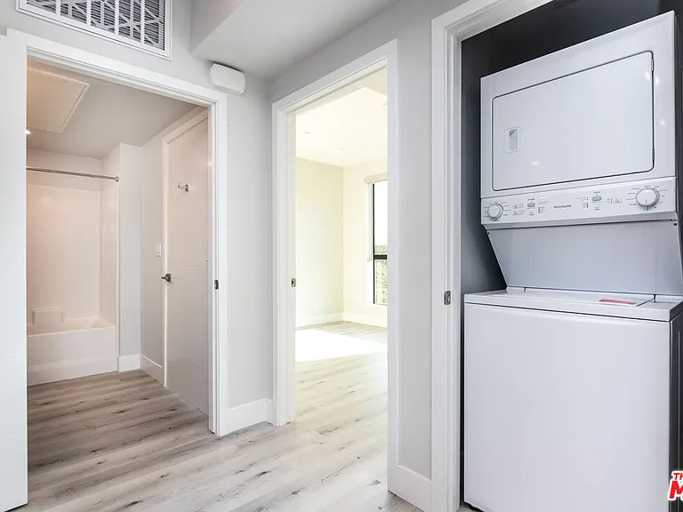 14612 Calvert St #401 — Photo 17