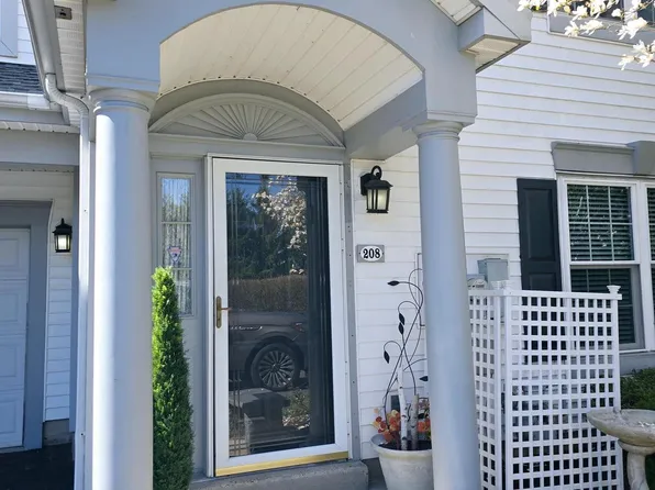 208 Red Maple Ct, Warwick, PA 18974