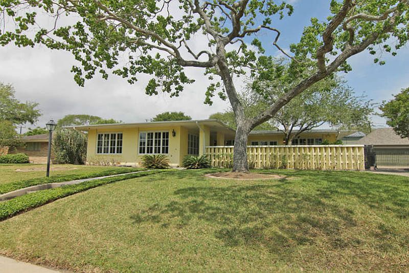 1st image of 216 Oleander Ave