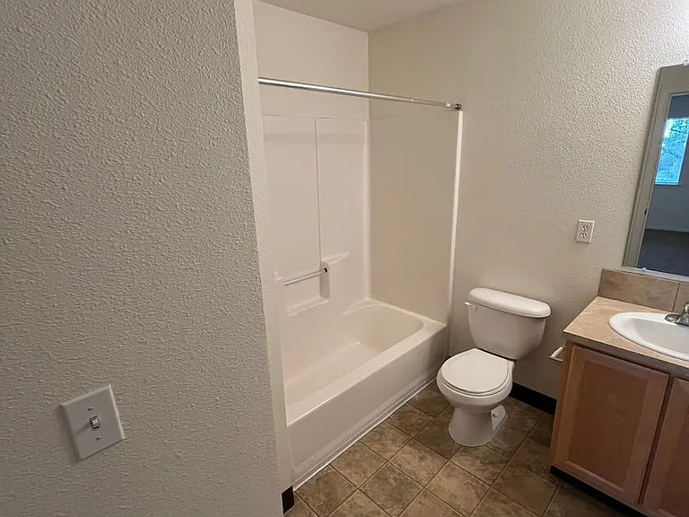 Ellendale Manor Apartments — Photo 10
