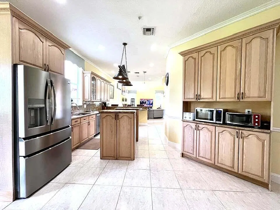 5 bed, 4.0 bath, 4478 sqft, $15,000 — Photo 4