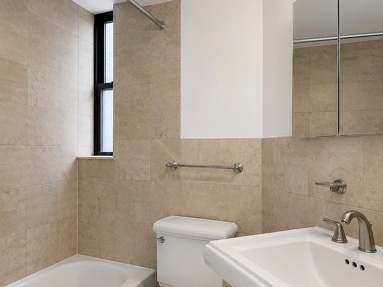 95 Perry St #15 — Photo 4