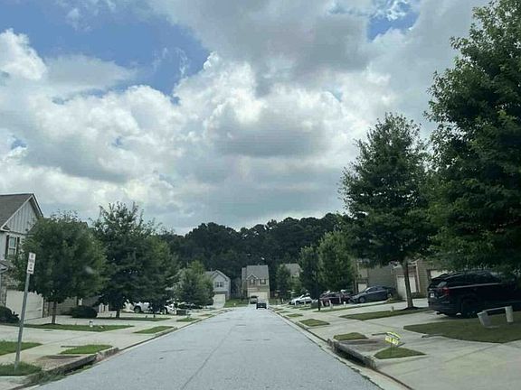 Exterior Neighborhood (street photo)