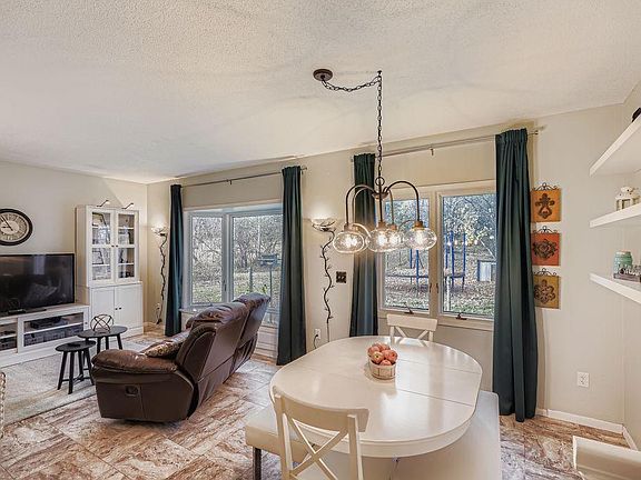 4th image of 21581 Creekside Cir
