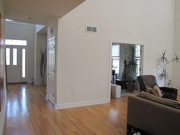 Living Room/Entrance