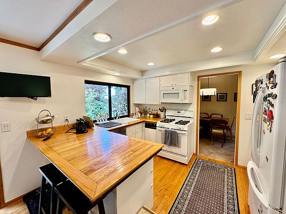 5th image of 15130 SE 47th Pl