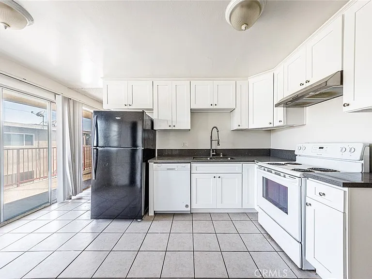810 E Grand Ave — Photo 4