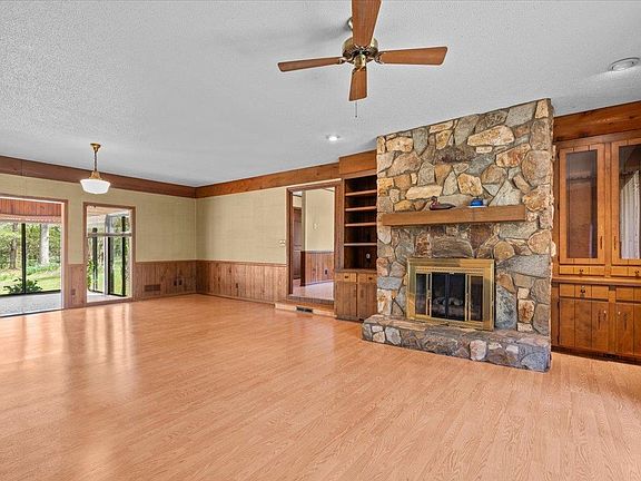 4th image of 1044 Oak Creek Dr