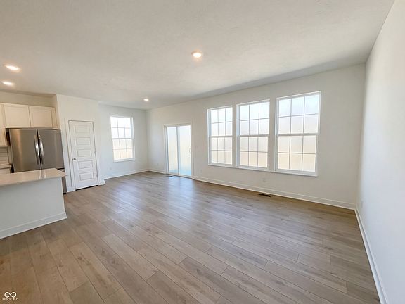 3rd image of 5875 Farwell Ave