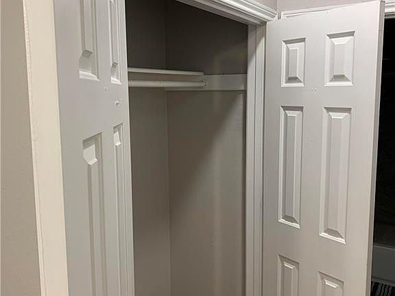 3rd image of 915 W 22nd St #1/2-302