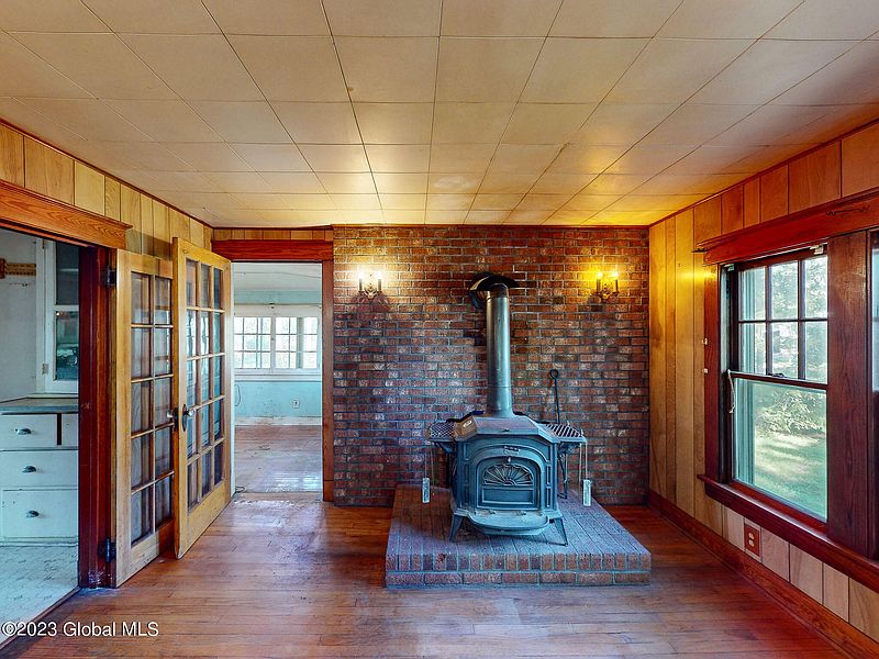 5th image of 33 Merrill Street