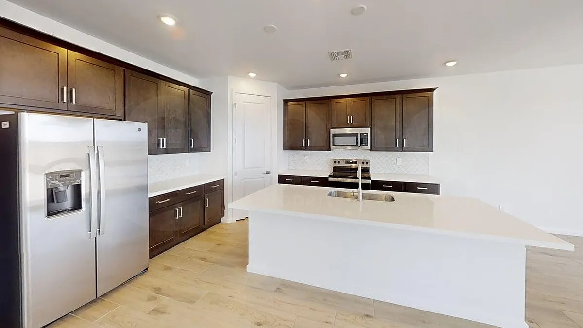 3 bed, 2.5 bath, 1949 sqft, $2,099 — Photo 2