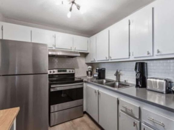 3rd image of 321 Dorset Dr