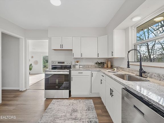 4th image of 5817 Stoneleigh Rd