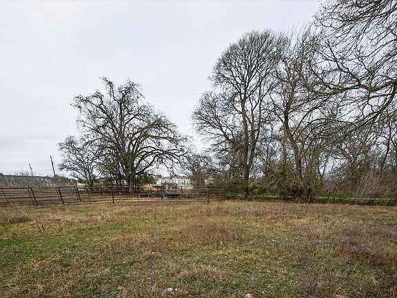 2nd image of 701 Old Colony Line Rd