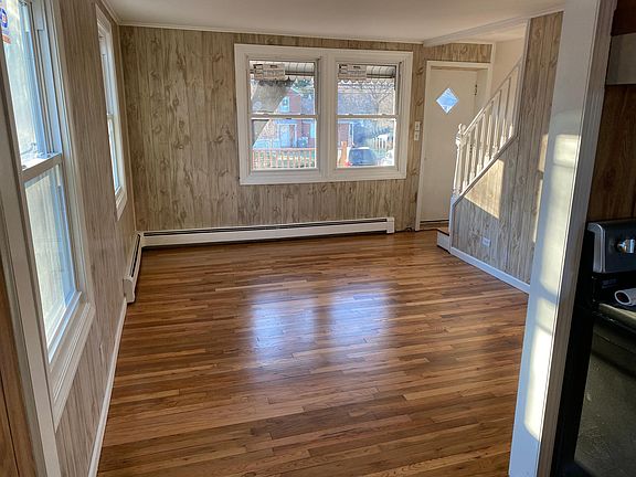 4th image of 239 Melville Dr