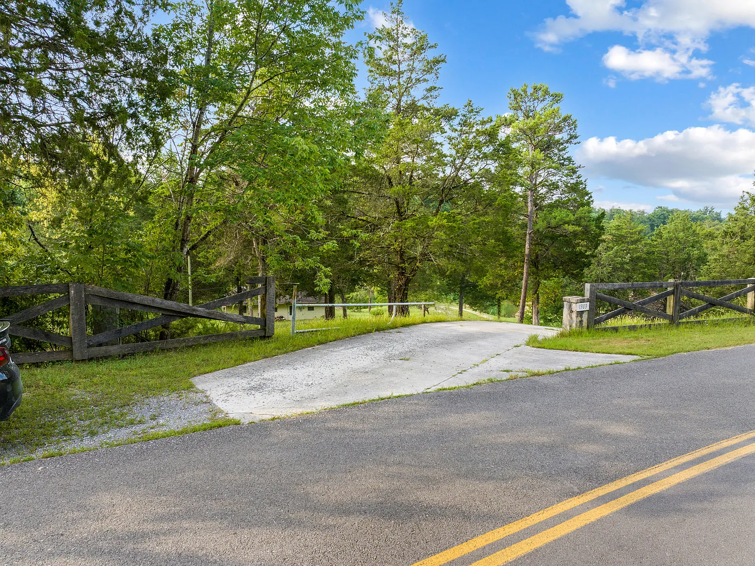 1303 Lake Front Dr — Photo 4
