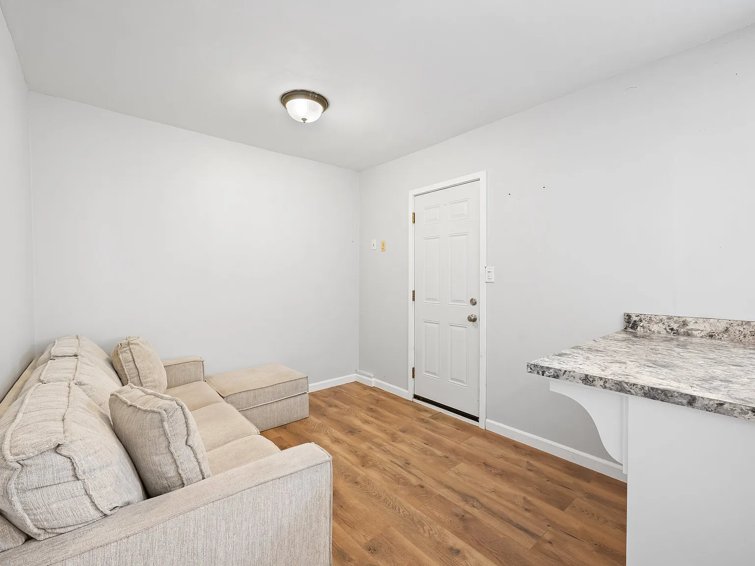 1 bed, 400 sqft, $1,600 — Photo 3