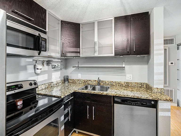 1032 N Clarkson St — Photo 5