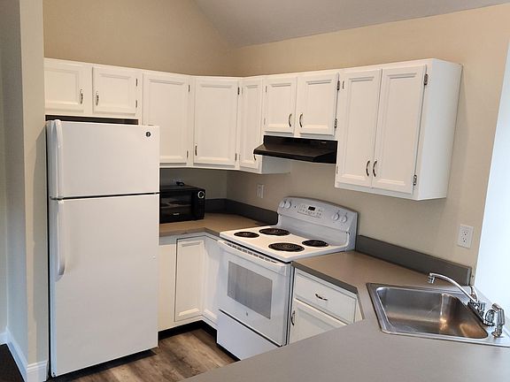 Kitchen includes dishwasher