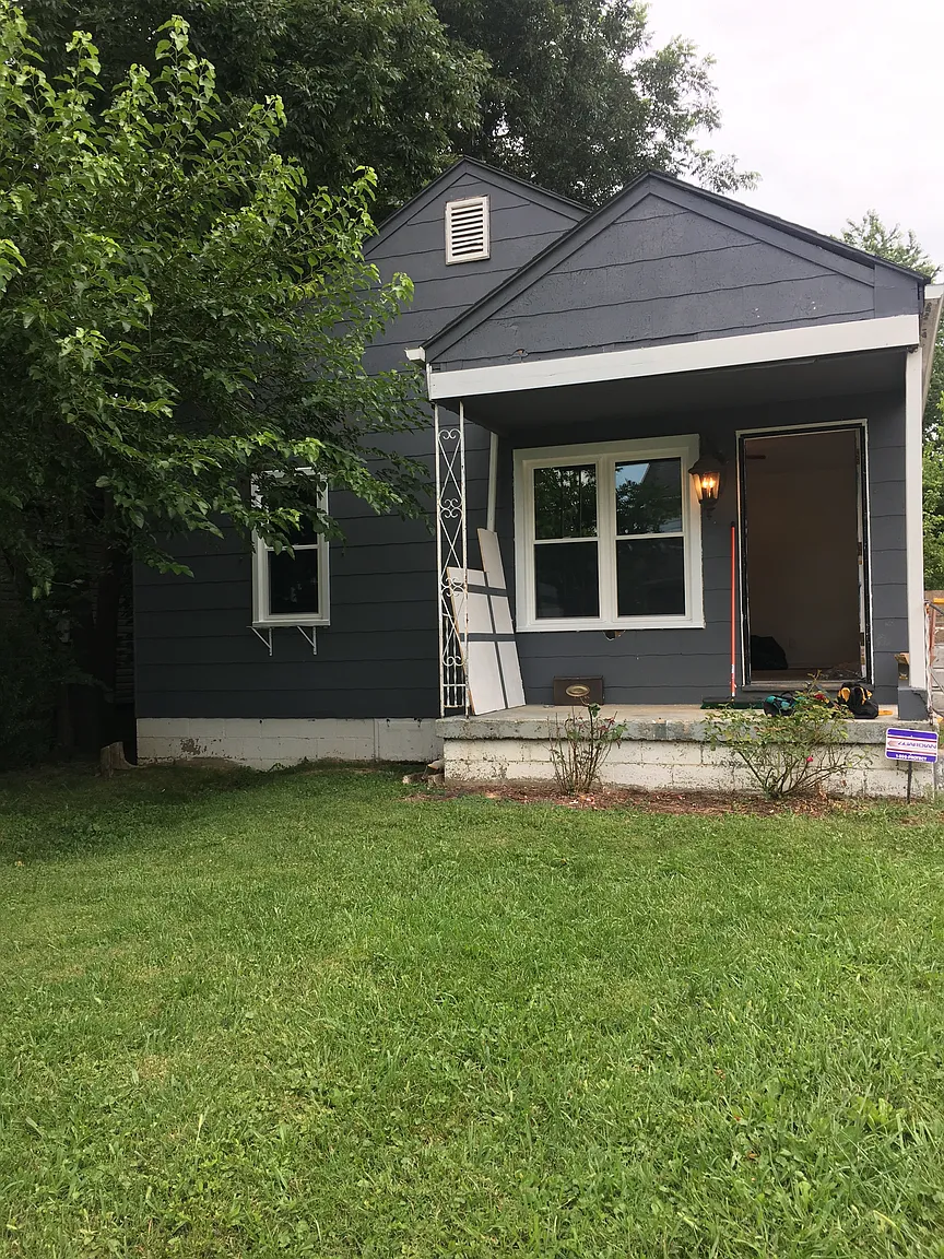 986 Seymour Ave photo 1