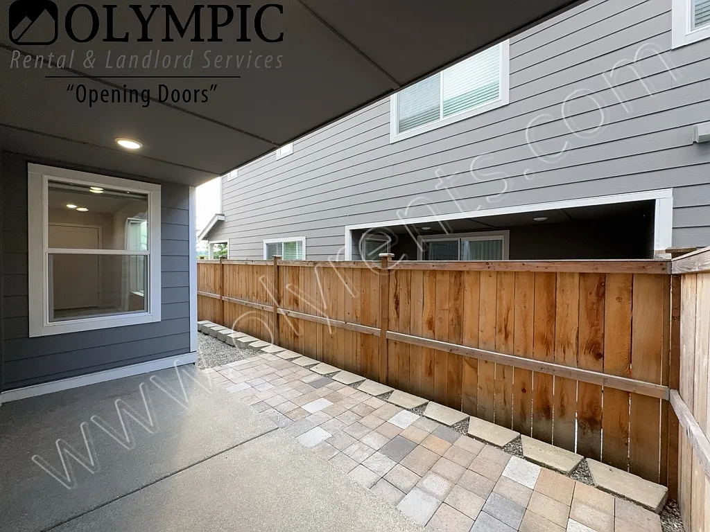 Newer Townhome w/ AC 3 bed + bonus room 2.5 bath! — Photo 3