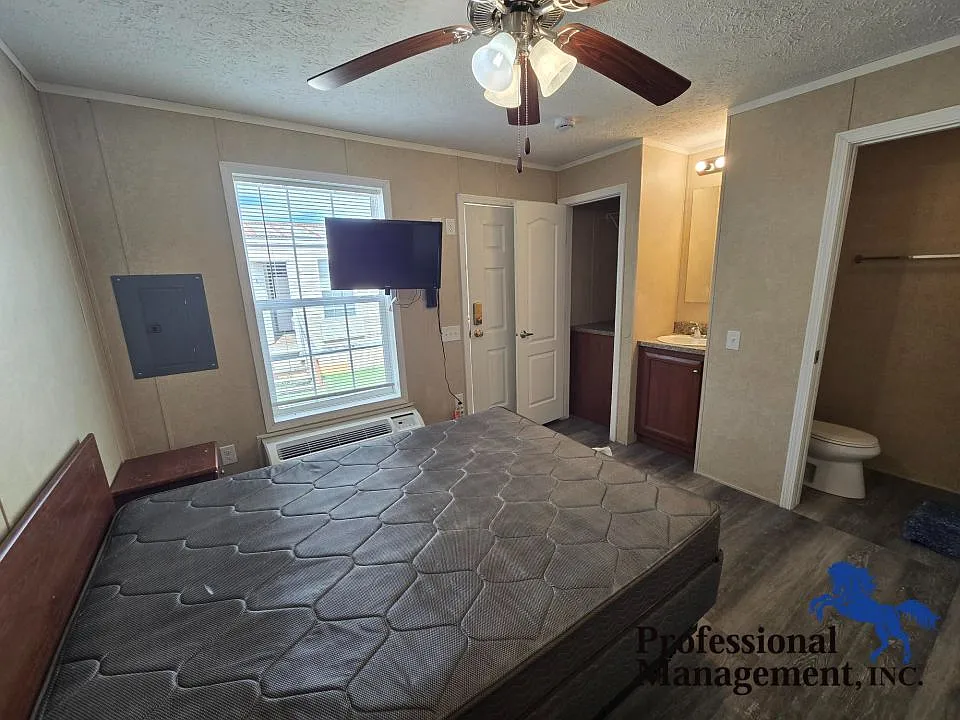 Studio, 1.0 bath, 200 sqft, $495 — Photo 2