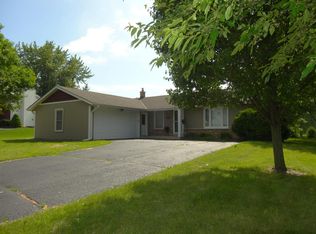 907 Manchester Ct, Hartland, WI 53029
