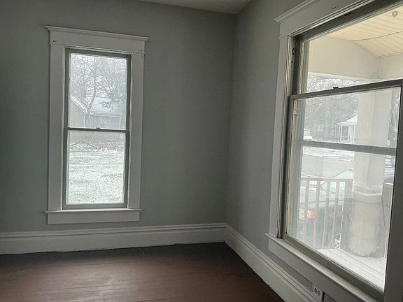 2nd image of 1052 E Prairie St