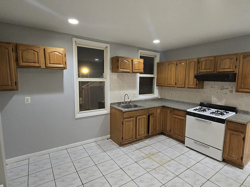 203 Peshine Ave #G2