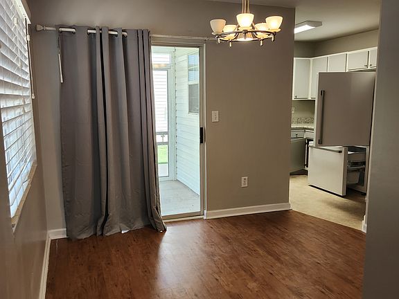 Dining room
Kitchen
Screened in porch