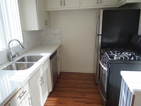 3rd image of 10584 Santa Monica Blvd APT 107