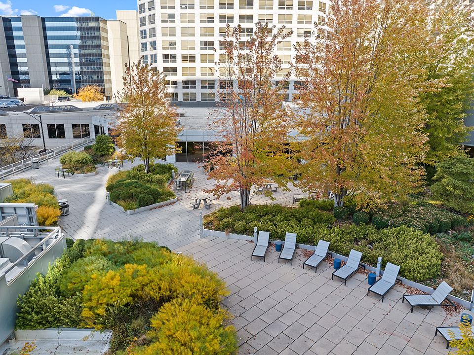 Rooftop courtyard at Presidential Towers in Chicago, IL