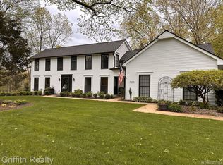 5698 Mountain Rd, Brighton, MI 48116