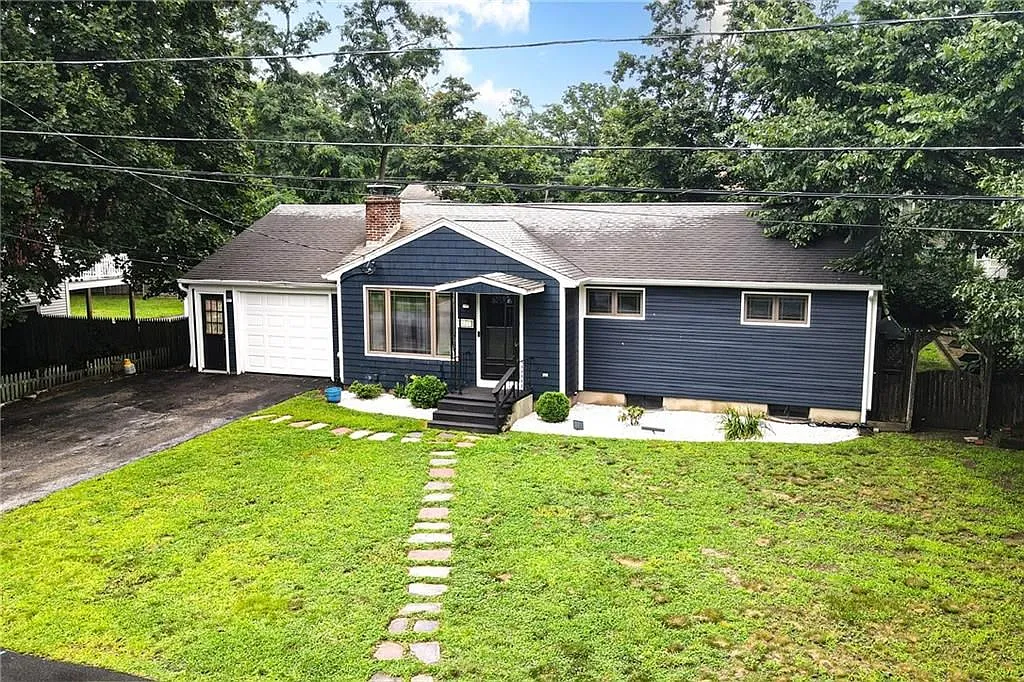 4 bed, 2.0 bath, 1604 sqft, $3,995 — Photo 3