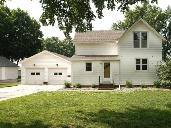 1608 1st St, Hull, IA 51239