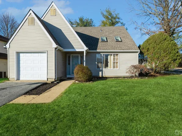 1 Chamberlain Ct, Old Bridge, NJ 08857