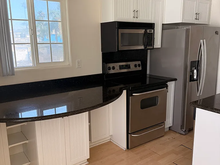853 Thomas Ave — Photo 2