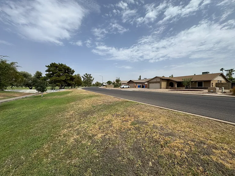 3201 W Paradise Ln — Photo 3