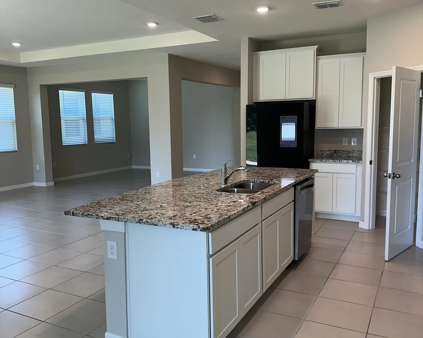 4 bed, 2836 sqft, $3,300 — Photo 4