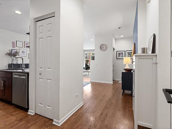 2nd image of 2040 W Belmont Ave APT 302