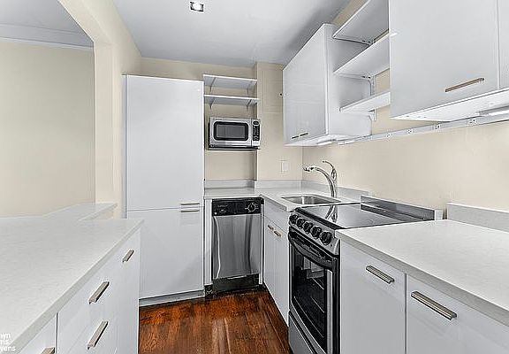 5th image of 12 Gramercy Park S APT 1F